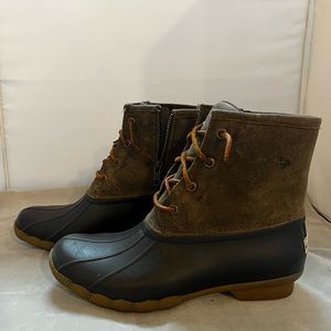 Sperry rubber boots. Slightly used in great condition. Womens 7.5